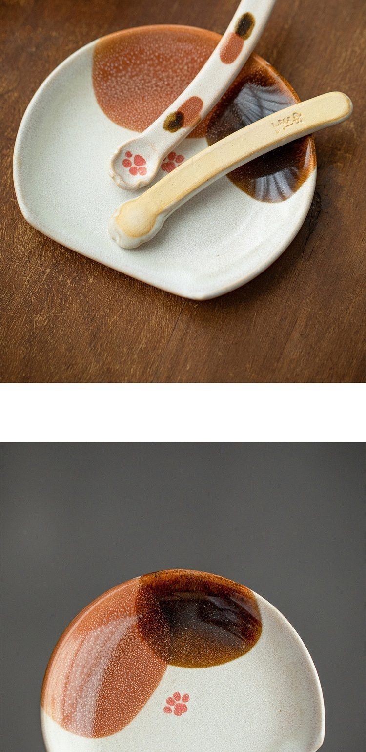 三花貓咖啡套杯／Hatsuichi 個人作家款 / 布引燒，南山居手工貓爪陶瓷茶具組，包含粗陶茶托與兩款造型茶匙，設計童趣兼具禪意。