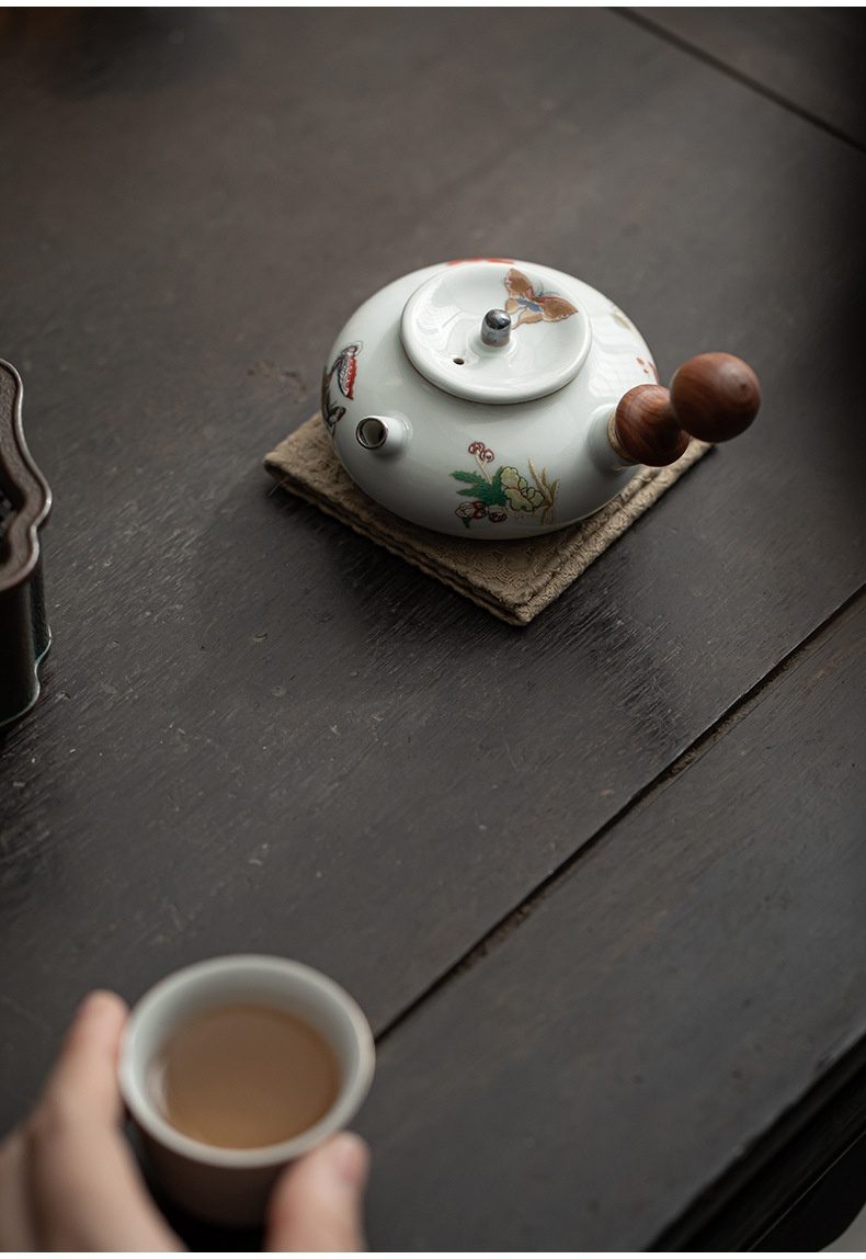 三味茶品 - 月蝶側把小品壺，南山居手繪陶瓷橫把壺，壺身潔白圓潤，飾以蝴蝶花草彩繪，木質壺把