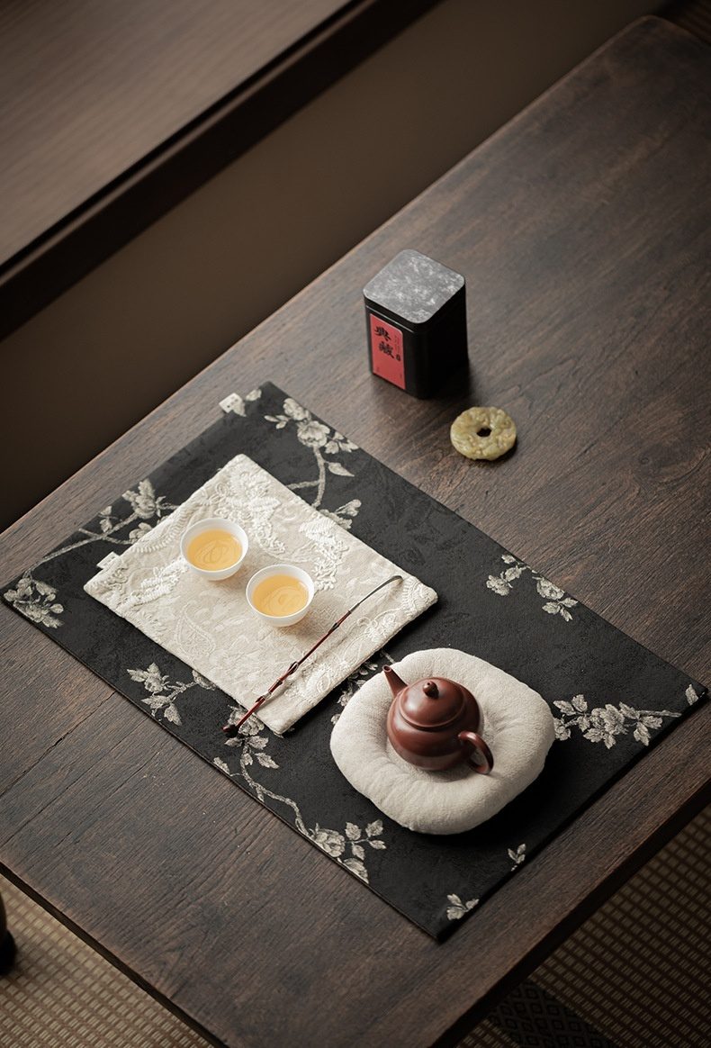 梅花刺繡織錦茶席桌巾壺承，南山居手工紫砂壺與雅緻茶杯，搭配禪意茶席，呈現東方茶道美學。