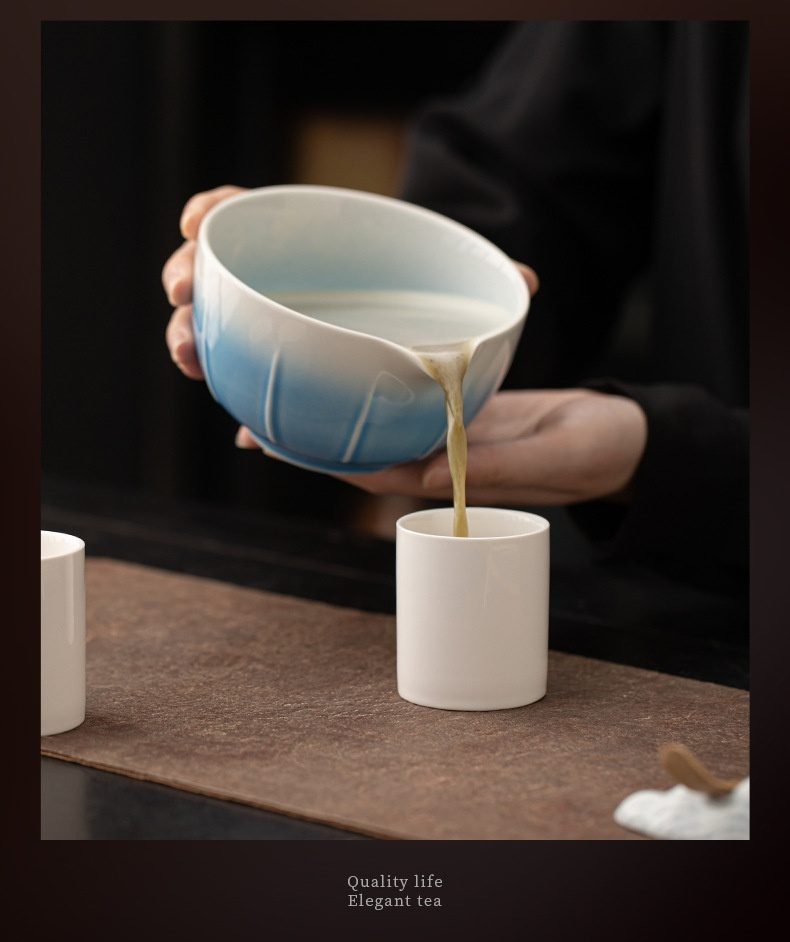 白瓷抹茶杯，南山居漸層藍陶瓷公道杯，將茶湯分入純白品茗杯中，展現茶道美學。