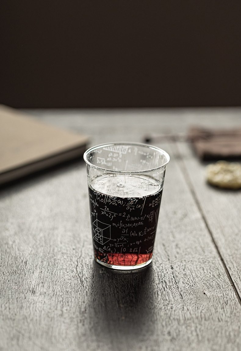 宇宙公式玻璃杯，南山居創意數學公式玻璃茶杯，清晰透亮杯身印有白色幾何圖案，適合品飲現代茶飲。