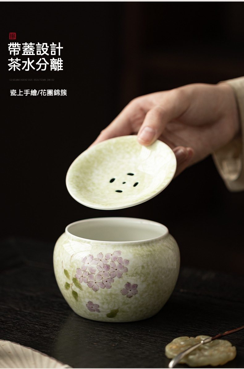 手繪繡球花建水，南山居手繪花卉陶瓷茶濾器，具備帶蓋茶水分離設計，翠綠釉色搭配淡雅粉花，展現東方雅致。