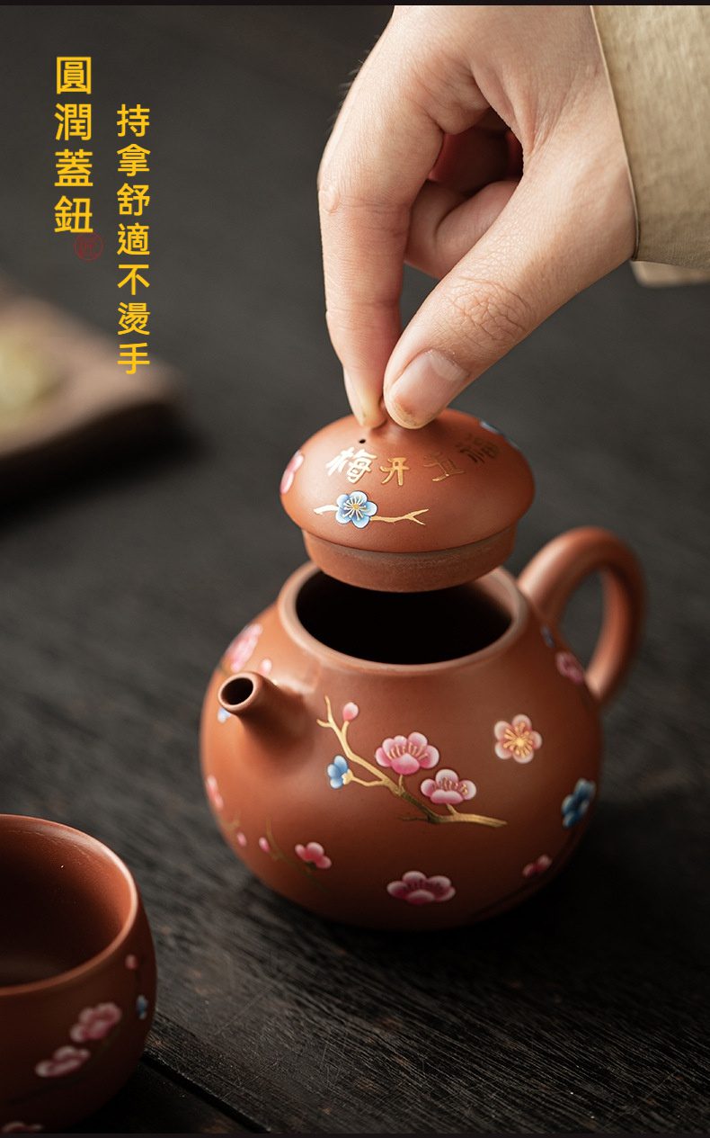梅開五福紫砂壺套裝禮盒，南山居朱泥梅花彩繪紫砂壺，壺身圓潤飽滿，蓋鈕刻有「梅開五福」，精緻典雅。