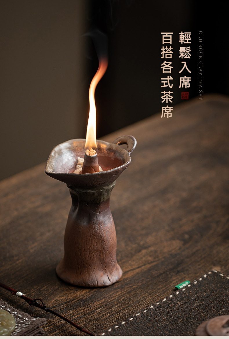 老岩泥粗陶燭台，南山居古樸粗陶香爐，點燃錐香，火焰搖曳，營造禪意茶席氛圍。