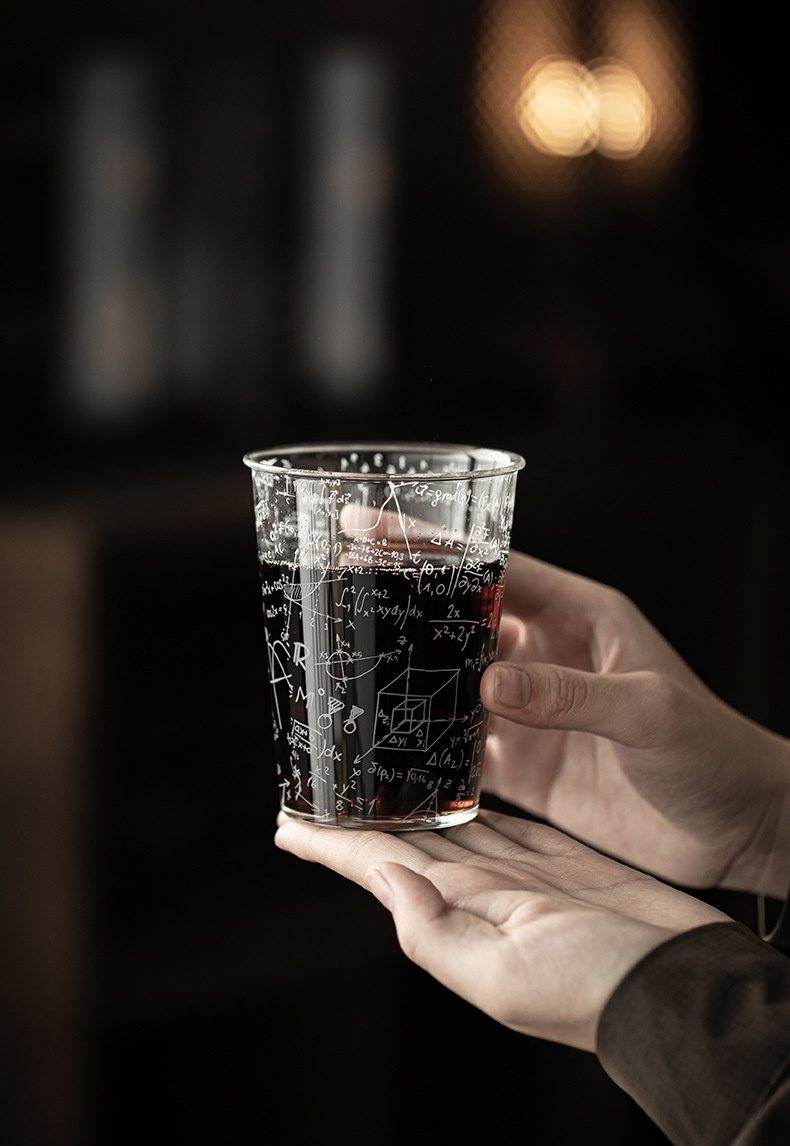 宇宙公式玻璃杯，南山居創意數學公式玻璃茶杯，透明杯身刻有精緻科學符號，盛裝茶湯，品味獨特。
