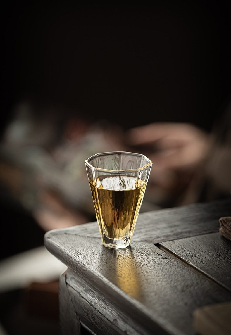 玻璃聞香品茗杯，南山居精緻刻面玻璃品茗杯，盛裝金黃茶湯，光影交錯，呈現簡約現代茶具美學。