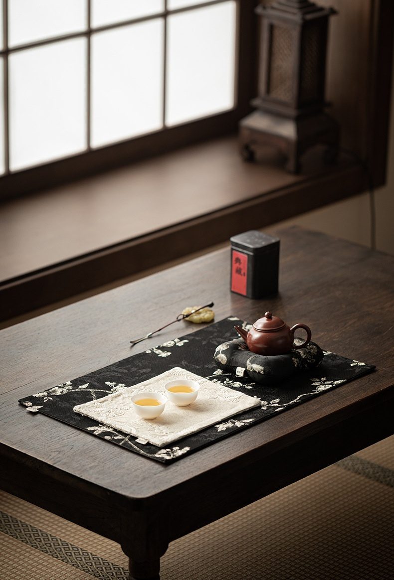 梅花刺繡織錦茶席桌巾壺承，南山居精緻茶席，擺設朱泥紫砂壺、白瓷品茗杯與茶道配件，營造優雅品茗氛圍。