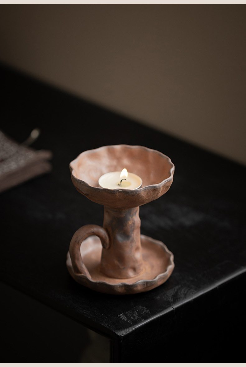 老岩泥復古粗陶燭台，南山居手作粗陶燭台，不規則造型搭配質樸泥色，點綴茶席禪意燭光。