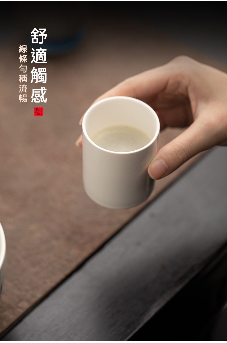 白瓷抹茶杯，南山居素雅陶瓷品茗杯，杯身圓潤簡約，提供舒適溫潤的品茗手感，完美契合茶道美學。