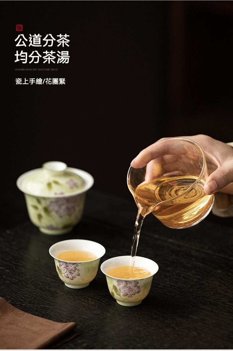 手繪繡球花蓋碗旅行茶具，南山居手繪花團陶瓷品茗杯，搭配玻璃公道杯勻分茶湯，茶道美學盡顯。