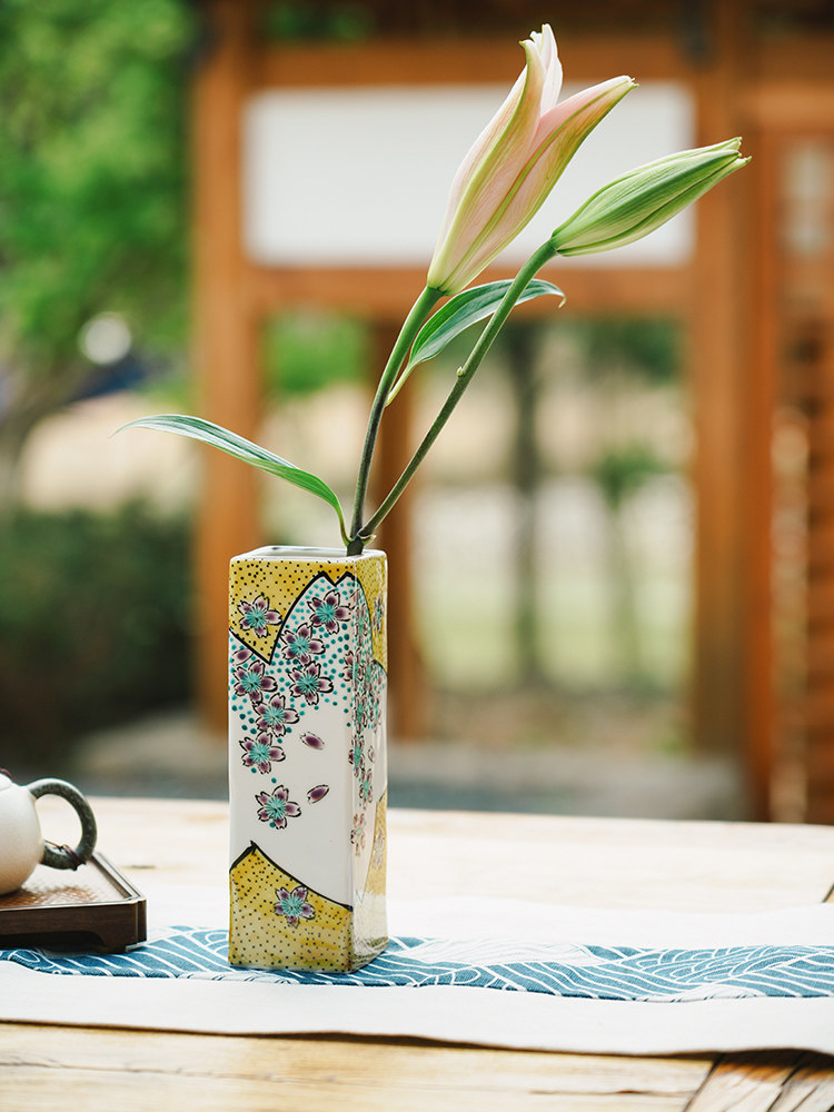 鳥語花香插花瓶／九谷燒，南山居手繪陶瓷花器，方形瓶身飾以山形與櫻花圖案，為茶席增添雅致。精緻茶席擺件。