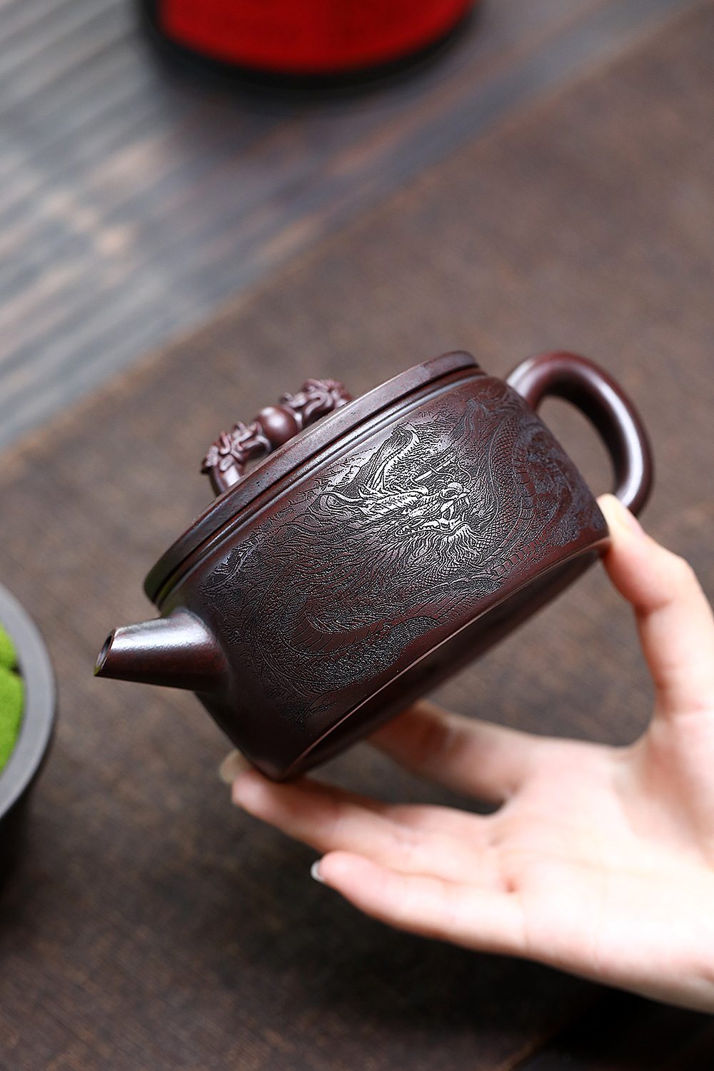宜興紫砂壺原礦鐵血紅砂雙龍戲珠壺(250ml)，南山居手工紫砂龍紋壺，泥色古樸，祥龍浮雕精緻，體現專業茶道美學。