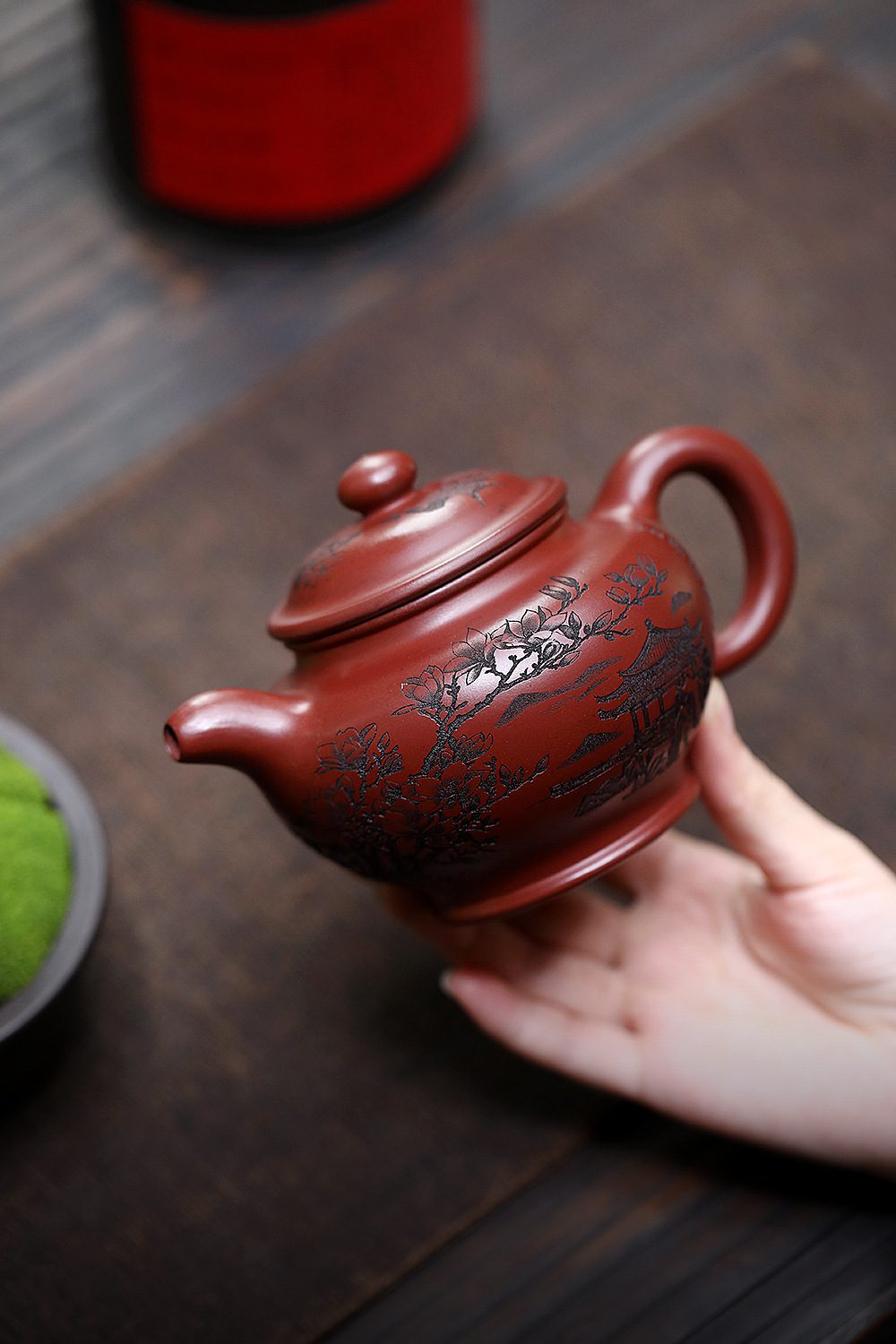 宜興紫砂壺原礦龍血砂玉蘭掇只壺(360ml)，南山居手工朱泥紫砂壺，壺身雕刻精緻花卉亭閣山水，泥質溫潤典雅。