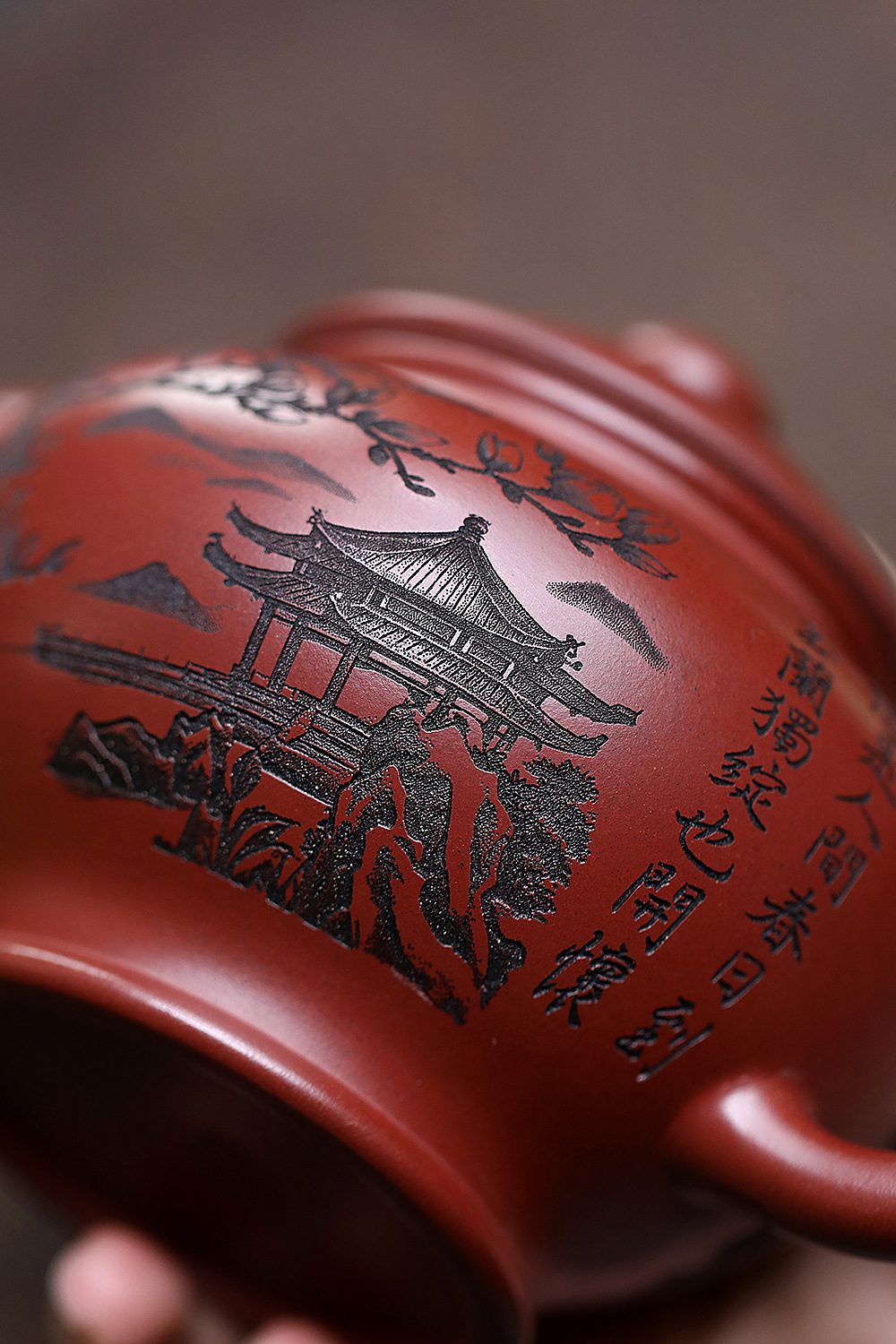 宜興紫砂壺原礦龍血砂玉蘭掇只壺(360ml)，南山居精選手工朱泥紫砂壺，壺身刻繪傳統山水樓閣與詩文銘記，古樸典雅。