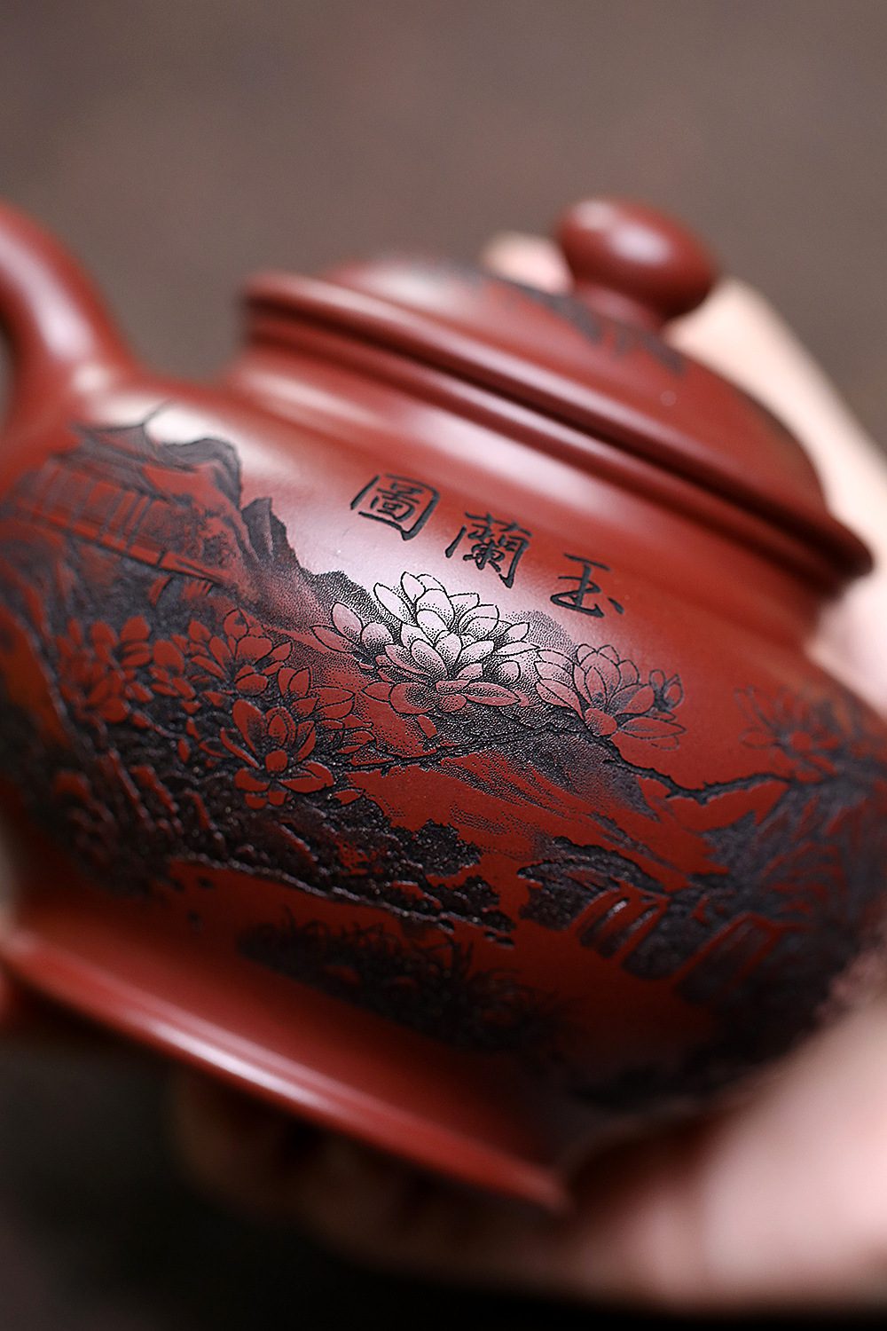 宜興紫砂壺原礦龍血砂玉蘭掇只壺(360ml)，南山居手工紫砂壺，壺身朱泥色澤溫潤，精刻蘭玉圖山水蓮花，盡顯雅致茶具藝術。