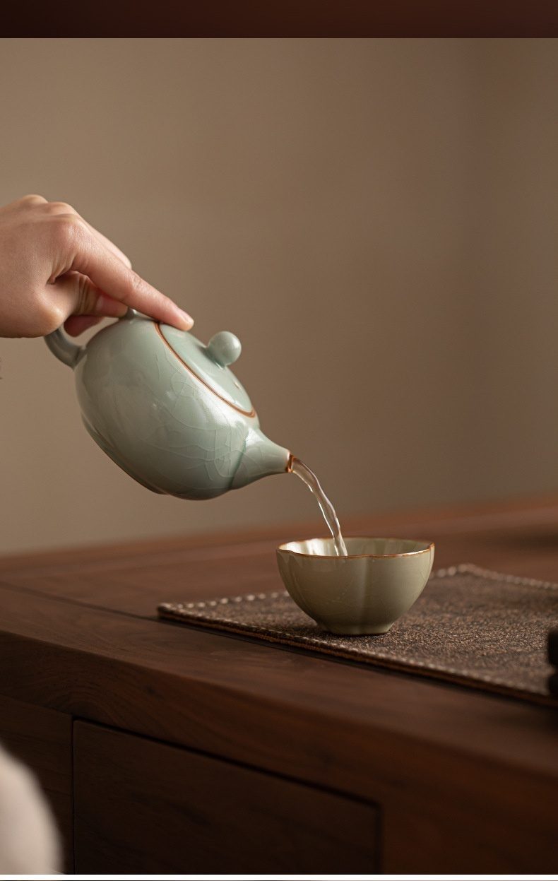 五大名窯四杯西施壺套裝禮盒，南山居手工青瓷開片茶壺，壺身淡雅圓潤，流暢注水入同色茶杯，展現雅緻茶道美學。