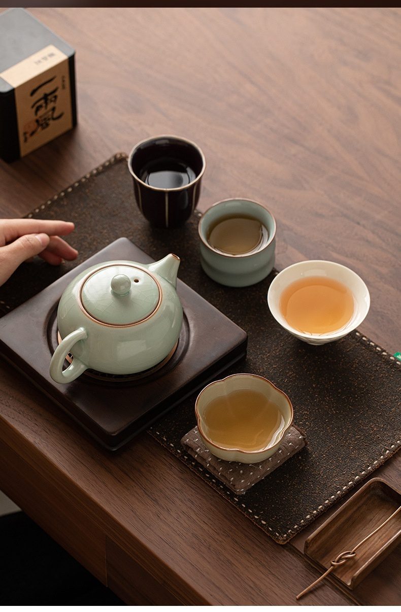五大名窯四杯西施壺套裝禮盒，南山居手工青瓷開片茶壺，壺身圓潤雅緻，搭配茶杯與木製茶盤，營造禪意茶席。
