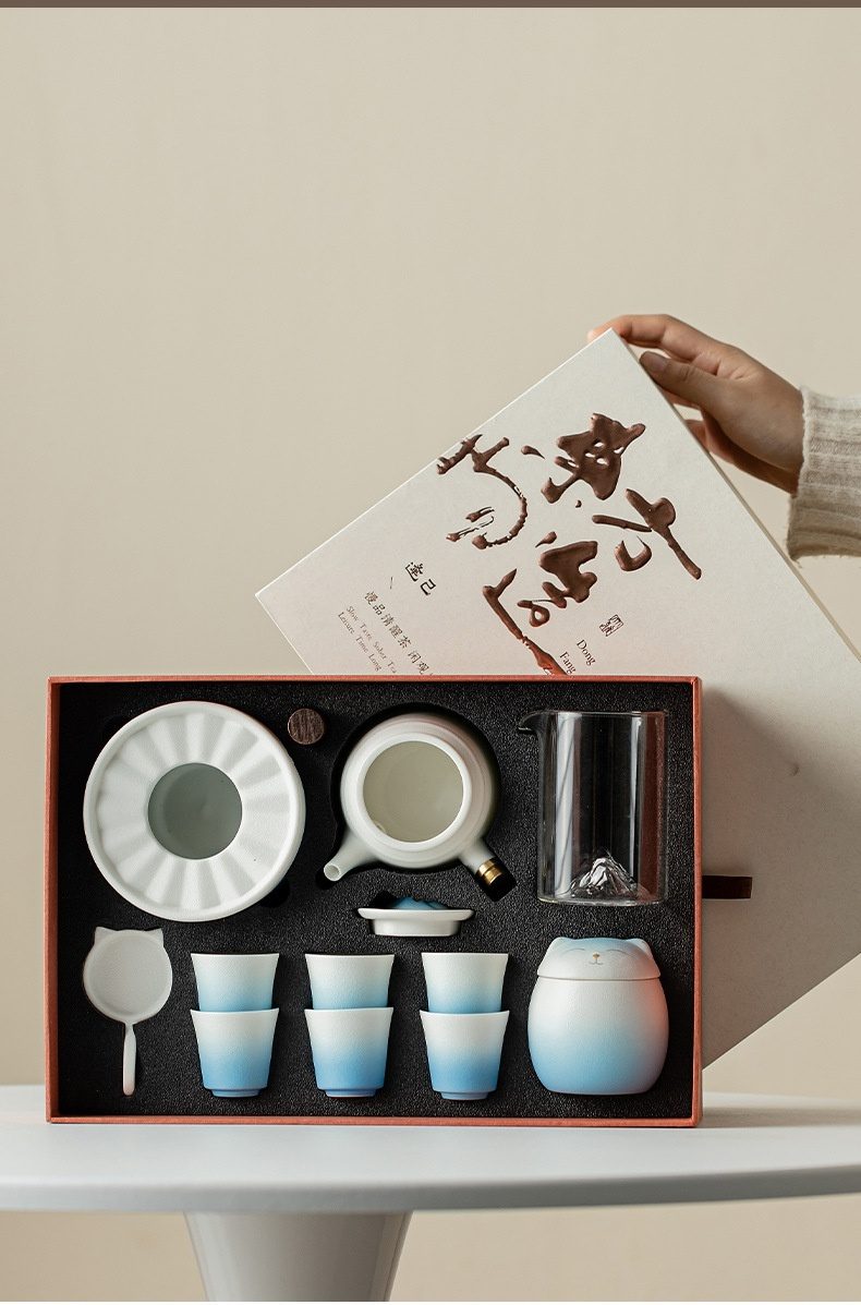 漸變側把壺家用溫茶爐套裝禮盒，南山居漸變藍陶瓷貓咪茶具禮盒，包含茶壺、漸層藍茶杯、公道杯及貓形茶葉罐，設計精緻優雅。