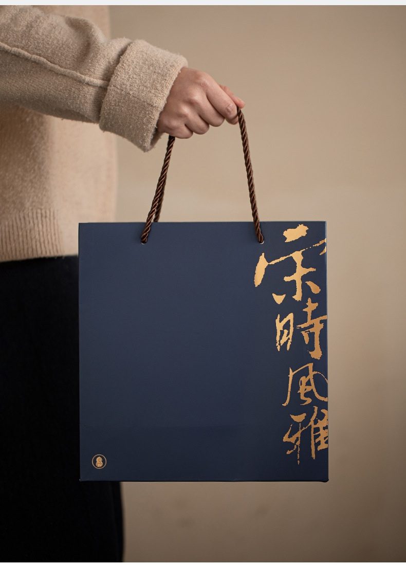 五大名窯四杯西施壺套裝禮盒，南山居精緻深藍色茶禮提袋，燙金「宋時風雅」字樣，展現高品質茶具或茶葉的優雅送禮選擇。