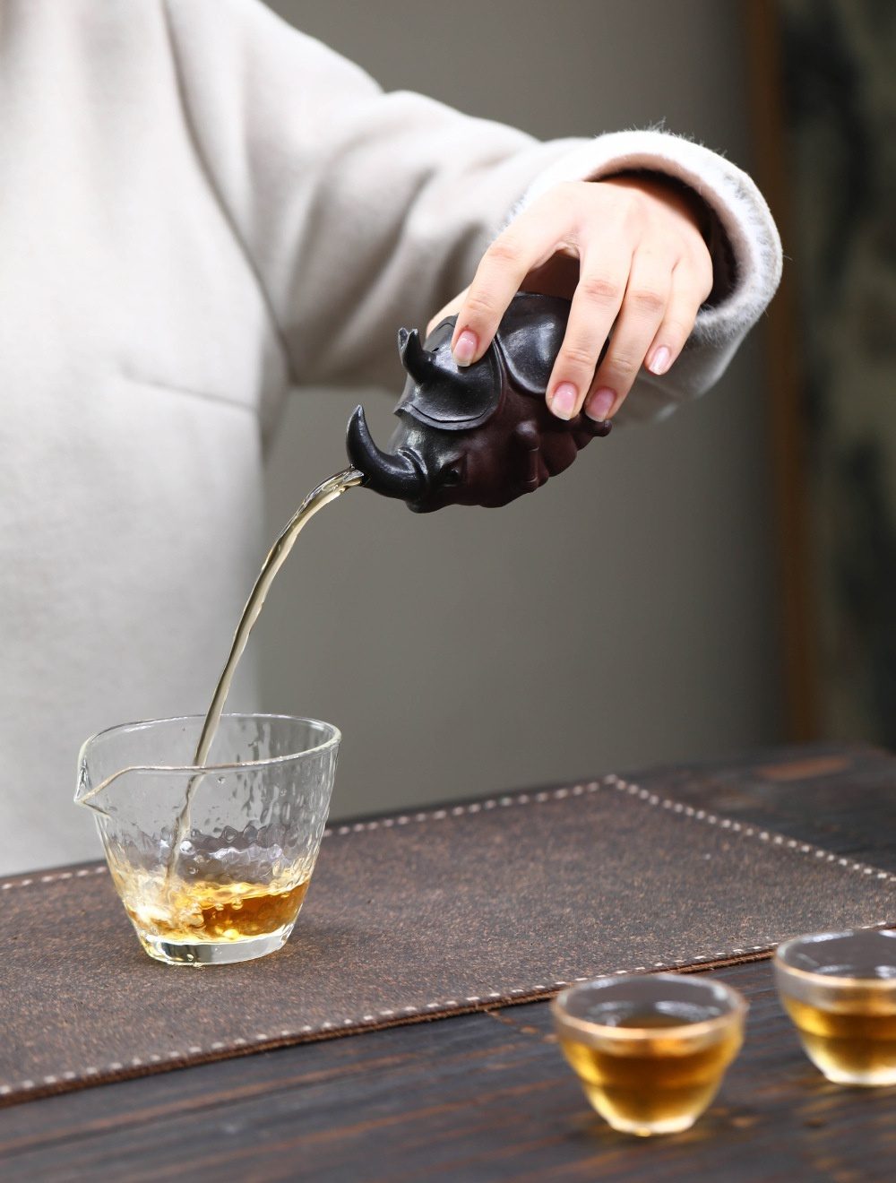 宜興紫砂壺原礦紫泥甲殼蟲獨角仙仿生手抓壺(140ml)，南山居創意犀牛造型紫砂壺手沖茶，茶湯注入錘紋玻璃公道杯，展現茶道美學