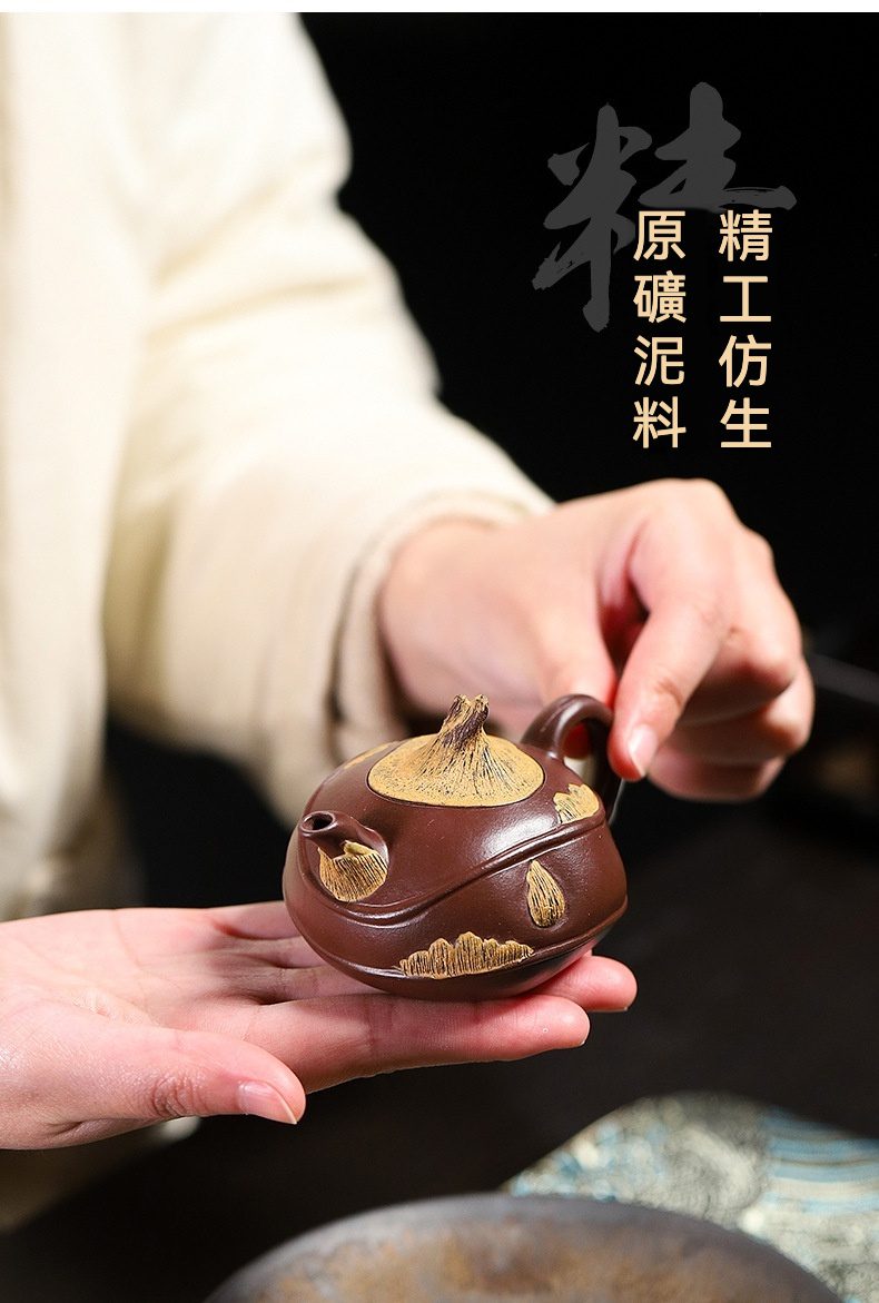 宜興紫砂壺原礦紫泥荸薺仿生壺(100ml)，南山居原礦紫砂仿生壺，深褐壺身雕飾淺色根莖紋理，造型獨特，盡顯手工茶具之美。