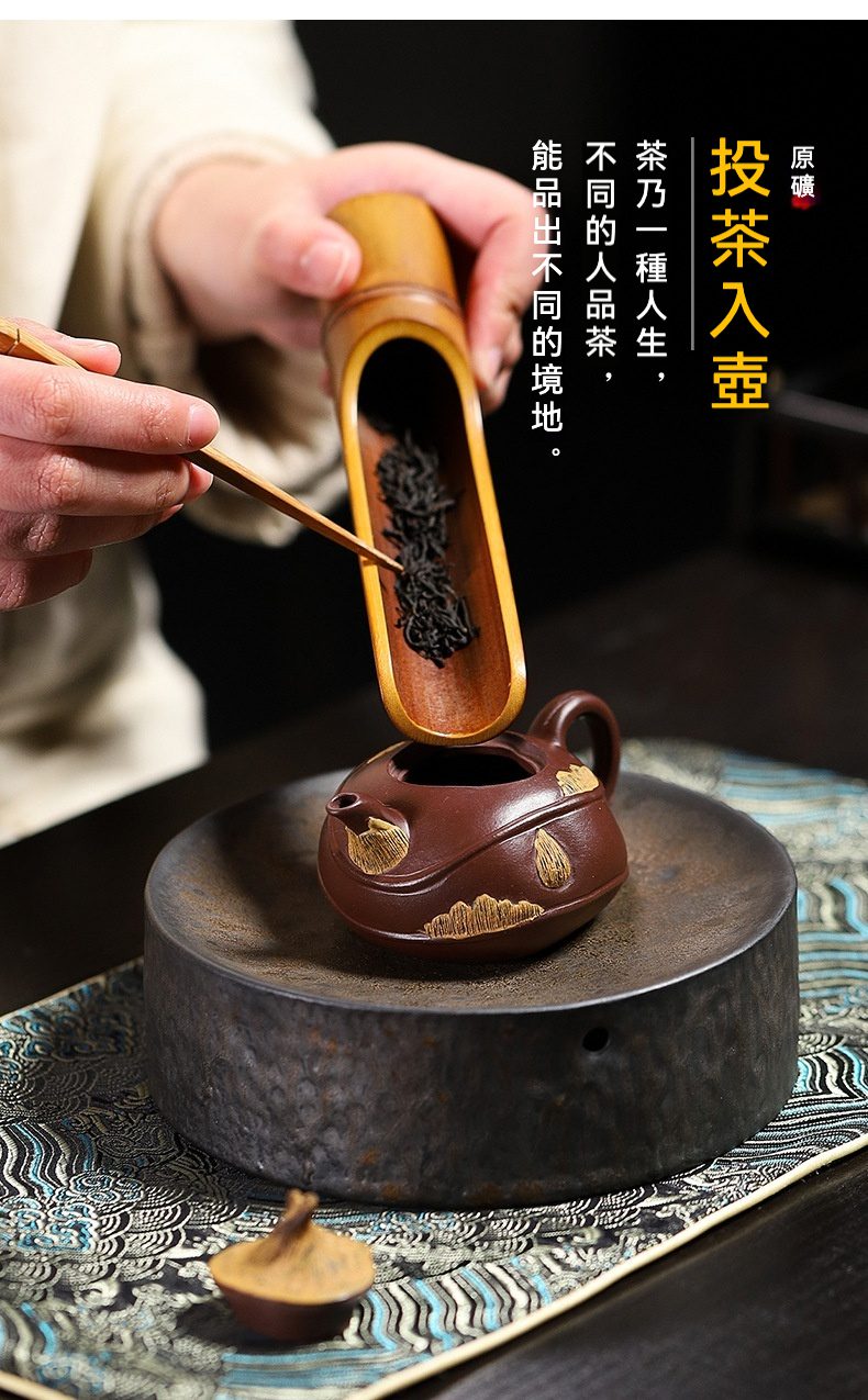 宜興紫砂壺原礦紫泥荸薺仿生壺(100ml)，南山居茶道示範，以竹茶則將高品質茶葉輕投入手工紫砂壺中，壺身飾有金雲紋，盡顯禪意。