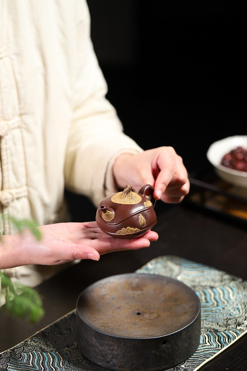 宜興紫砂壺原礦紫泥荸薺仿生壺(100ml)，南山居手工紫砂壺，壺身呈獨特自然岩石狀，飾以金砂浮雕山水紋理，雅致禪意。
