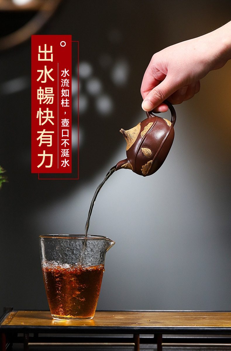 宜興紫砂壺原礦紫泥荸薺仿生壺(100ml)，南山居雕紋紫砂壺出水流暢，深棕壺身飾古樸浮雕，茶湯入玻璃公道杯，展現高品質茶具。