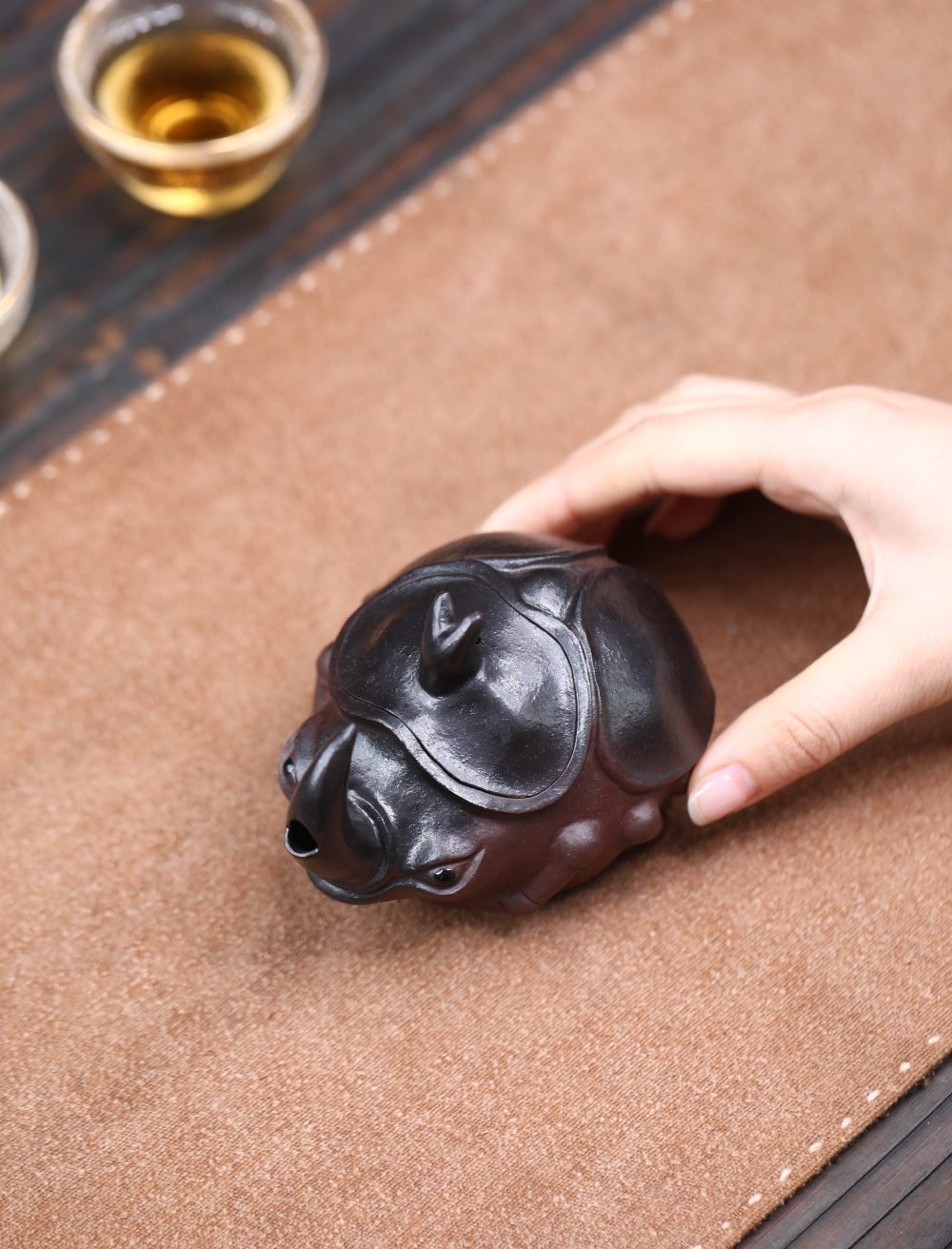 宜興紫砂壺原礦紫泥甲殼蟲獨角仙仿生手抓壺(140ml)，南山居手工紫砂犀金龜茶寵，深棕色澤溫潤雅緻，線條流暢，為茶席添趣。