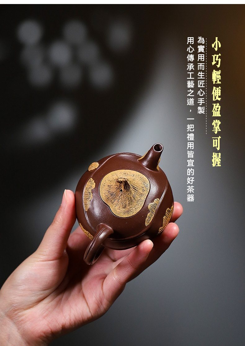 宜興紫砂壺原礦紫泥荸薺仿生壺(100ml)，南山居手工紫砂小茶壺，深褐泥色圓潤飽滿，壺身飾有獨特木紋金沙雕刻，盈掌小巧便攜。