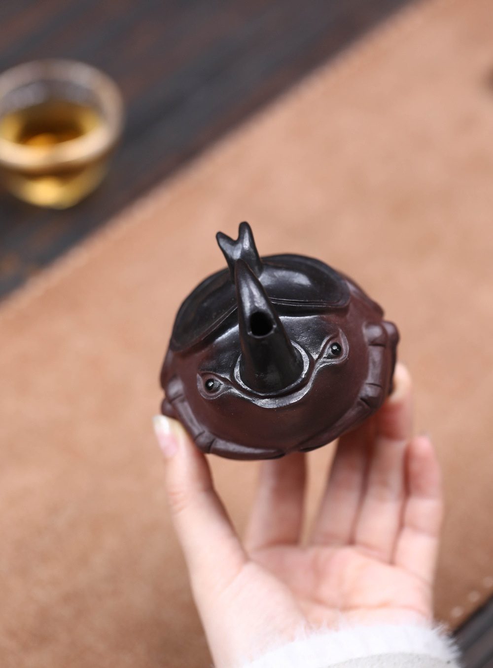 宜興紫砂壺原礦紫泥甲殼蟲獨角仙仿生手抓壺(140ml)，南山居手工紫砂獨角仙茶寵，造型栩栩如生，深色泥料溫潤雅緻，是茶席上的禪意擺件。