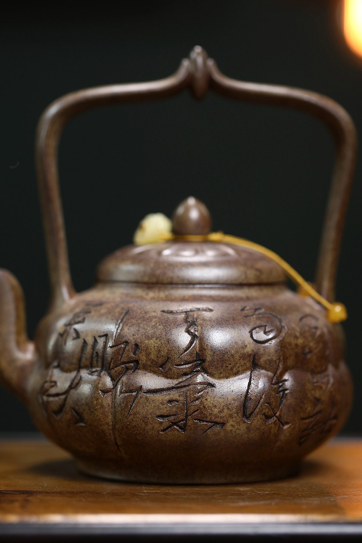 宜興紫砂壺原礦沉香泥筋紋焚蓮提梁壺(420ml),南山居手工雕刻紫砂提梁壺,壺身泥色深沉溫潤,雕刻古樸文字,提梁設計典雅,盡顯茶道雅韻。