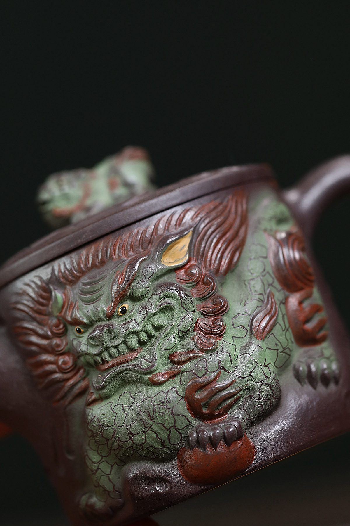 宜興紫砂壺原礦老紫泥麟趾呈祥漢瓦壺(280ml)，南山居手工紫砂貔貅浮雕壺，器身精緻，綠色神獸圖騰栩栩如生，茶道精品。