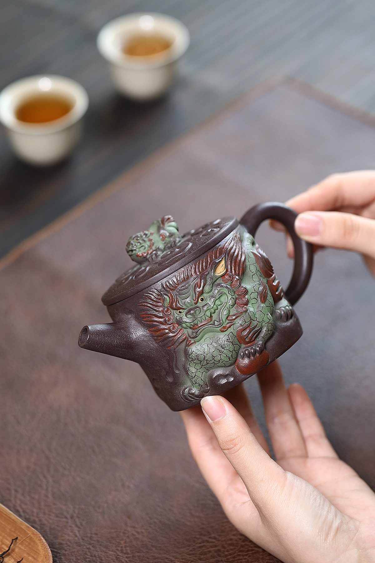 宜興紫砂壺原礦老紫泥麟趾呈祥漢瓦壺(280ml)，南山居手工紫砂龍紋茶壺，深棕壺身浮雕青綠祥龍，器形古樸，盡顯茶道之美。