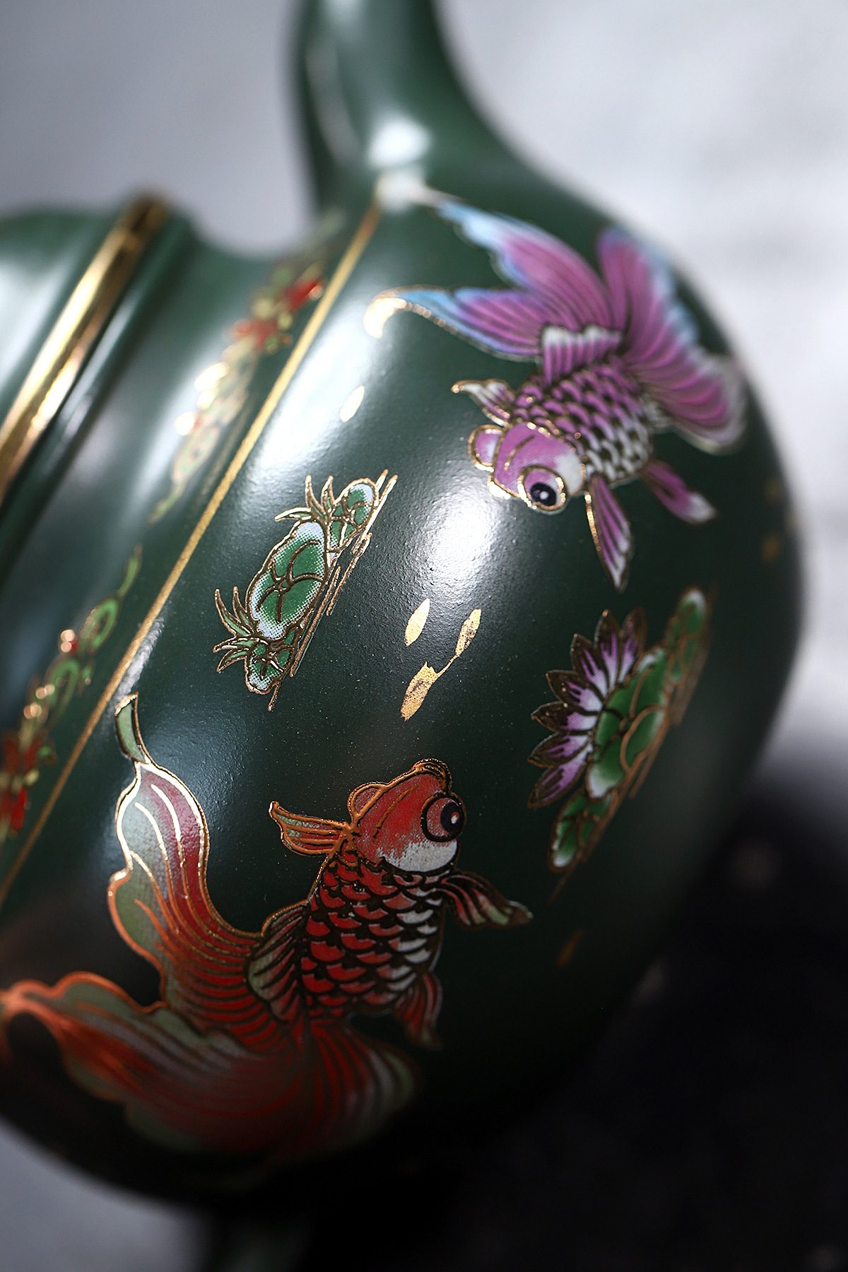 宜興紫砂壺原礦綠泥珐琅彩金魚掇球壺(400ml)，南山居鎏金彩繪金魚茶海，深綠釉面細膩，手工描金點綴，意境典雅。