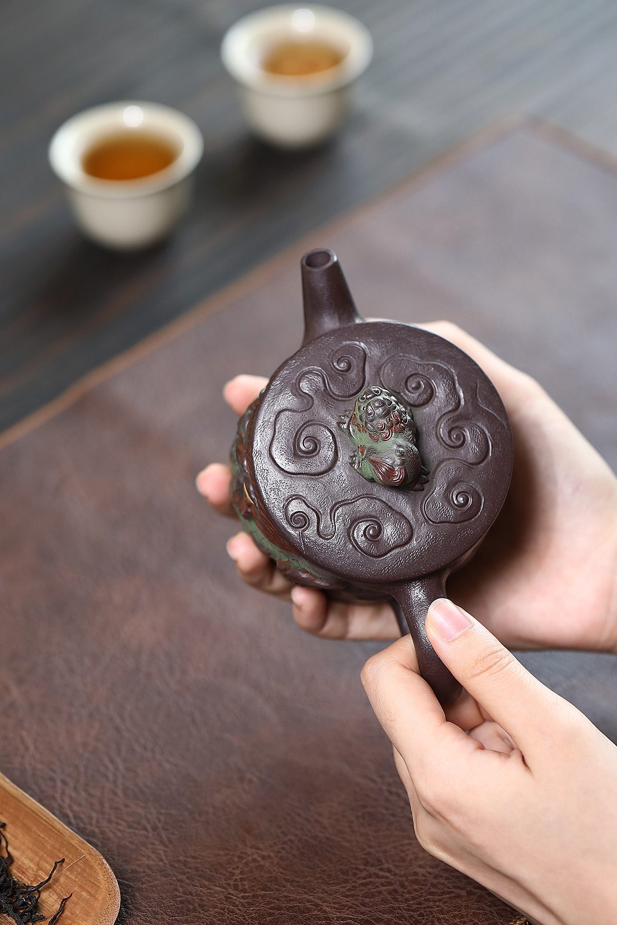 宜興紫砂壺原礦老紫泥麟趾呈祥漢瓦壺(280ml)，南山居手工紫砂壺，壺蓋雕刻祥雲圖案，瑞獸壺鈕精巧雅致，質感溫潤，展現茶道藝術之美。