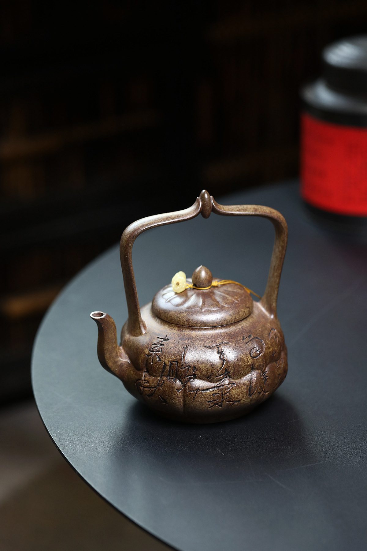 宜興紫砂壺原礦沉香泥筋紋焚蓮提梁壺(420ml),南山居手工紫砂提樑壺,壺身雕刻山水紋飾與書法,提把高雅,泥色沉穩,為高品質茶具。