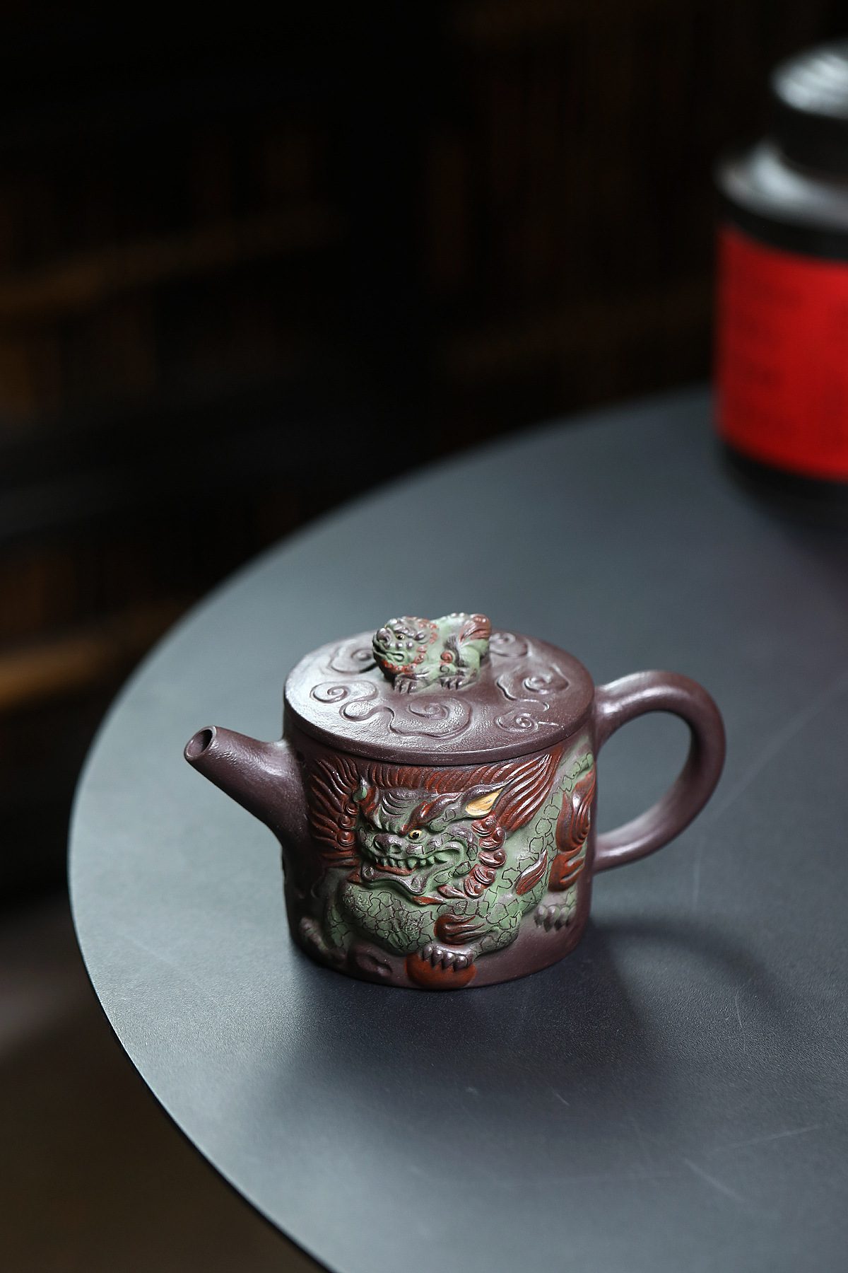宜興紫砂壺原礦老紫泥麟趾呈祥漢瓦壺(280ml)，南山居手工紫砂貔貅茶壺，壺身浮雕祥瑞神獸圖案，泥繪點綴青綠，壺蓋有精緻瑞獸鈕。