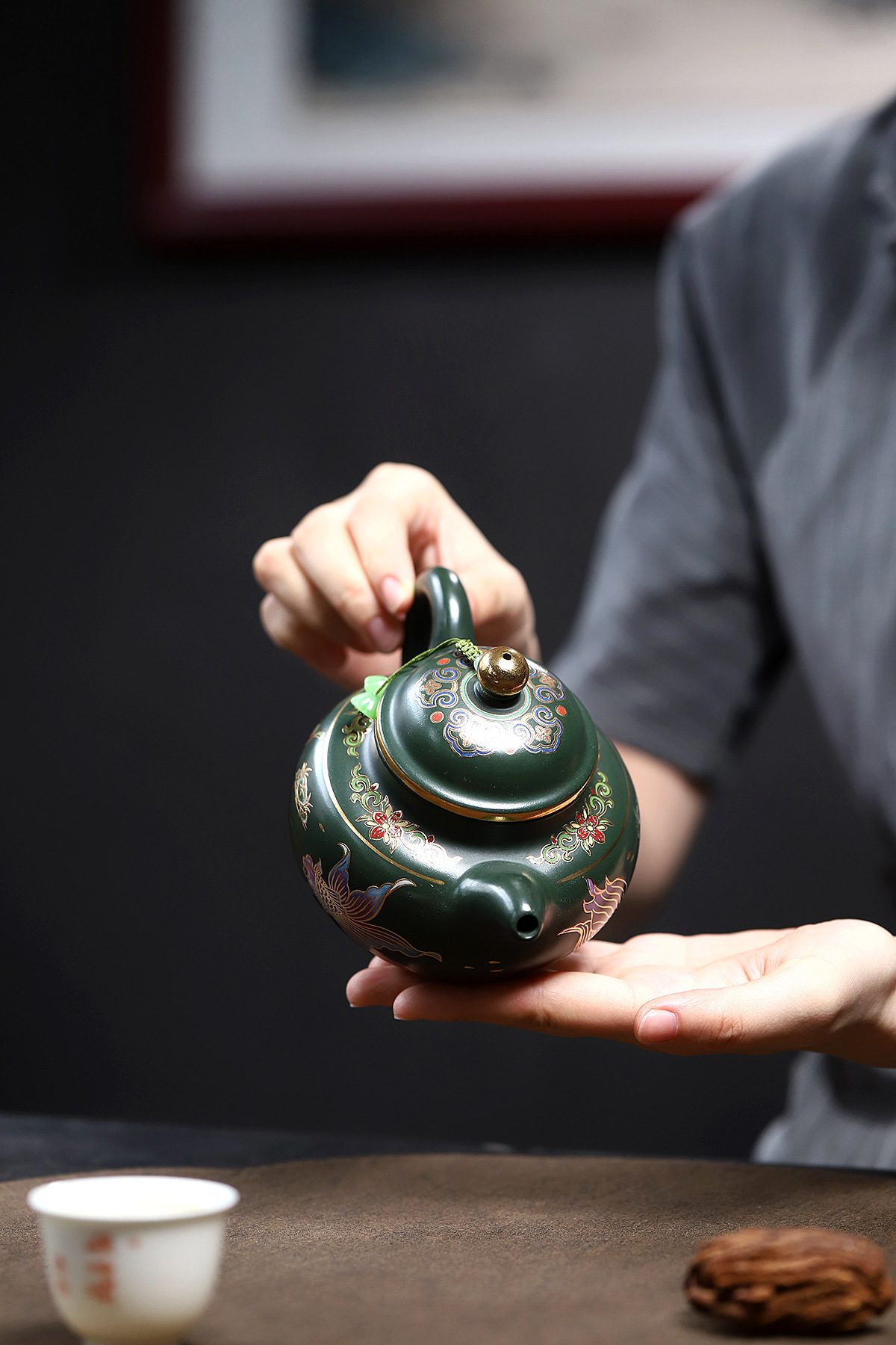 宜興紫砂壺原礦綠泥珐琅彩金魚掇球壺(400ml)，南山居精緻彩繪深綠色茶壺，壺身飾有手繪花卉與祥鳥圖案，金點壺蓋，展現東方茶道美學。