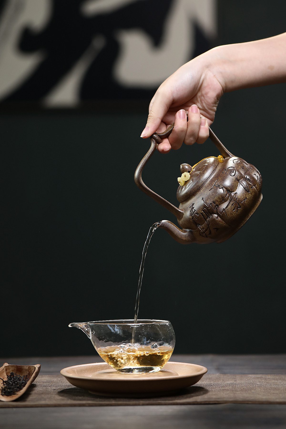 宜興紫砂壺原礦沉香泥筋紋焚蓮提梁壺(420ml),南山居手工提梁陶壺,壺身浮雕山水紋飾,壺蓋巧飾玉珠,茶湯入公道杯。