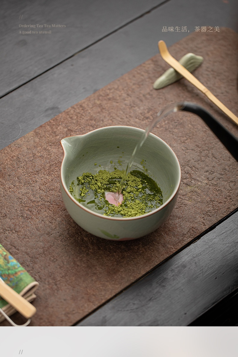 點茶 - 手繪哥窯日式抹茶八件組，南山居手工青瓷勻杯，表面有細膩開片紋理，正注水沖泡翠綠抹茶粉，呈現優雅茶道畫面。