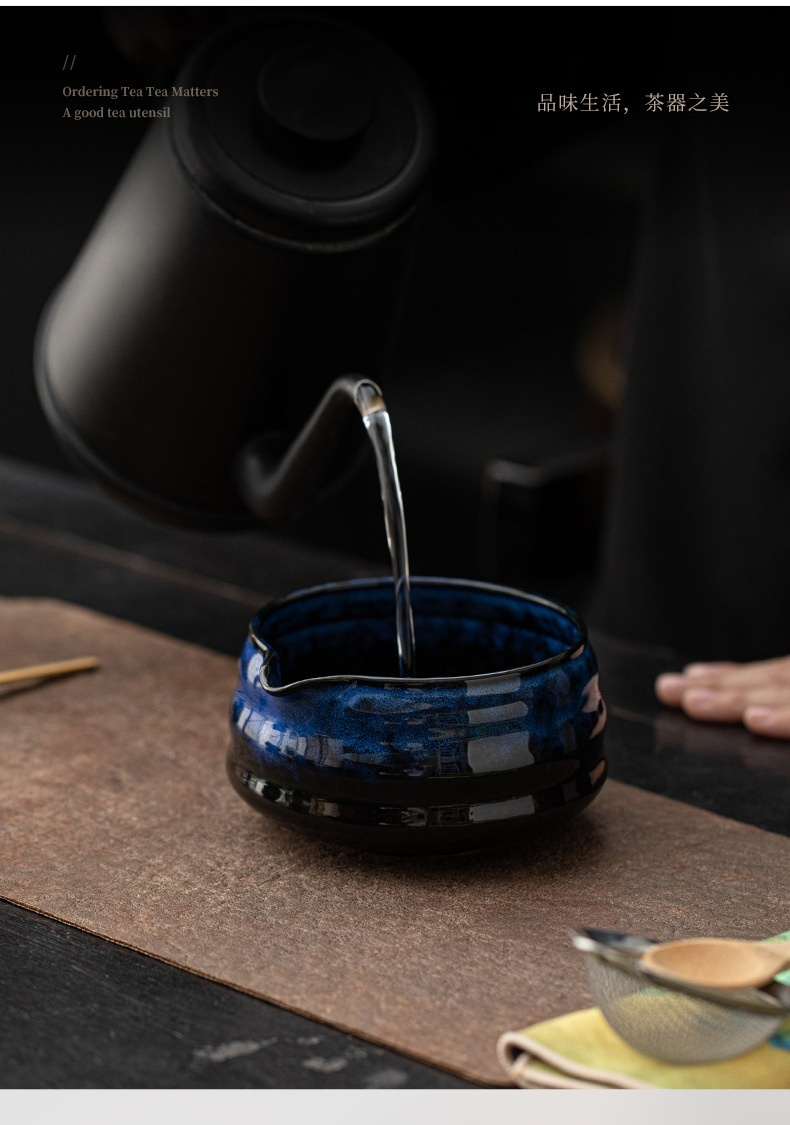 點茶 - 古窯日式抹茶八件組，南山居手工曜變釉陶瓷公道杯，深邃藍黑釉色流光溢彩，器型溫潤雅緻，展現專業茶道美學。