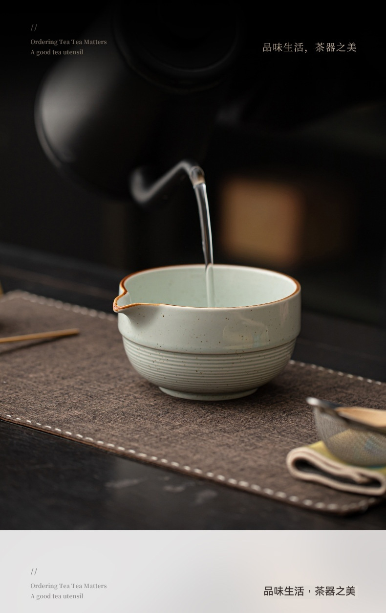 點茶 - 復古日式抹茶八件組，南山居手工汝窯釉公道杯，淺青色澤溫潤，壺身具浮雕弦紋，注水流暢順滑。