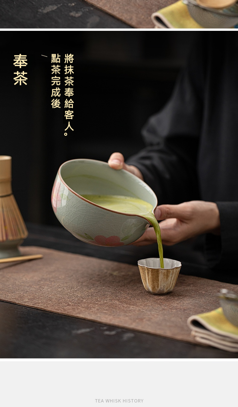 點茶 - 手繪哥窯日式抹茶八件組，南山居手工陶瓷片口抹茶碗，青釉裂紋配粉花圖案，正將抹茶注入典雅茶杯中，展現日式茶道奉茶禮儀。