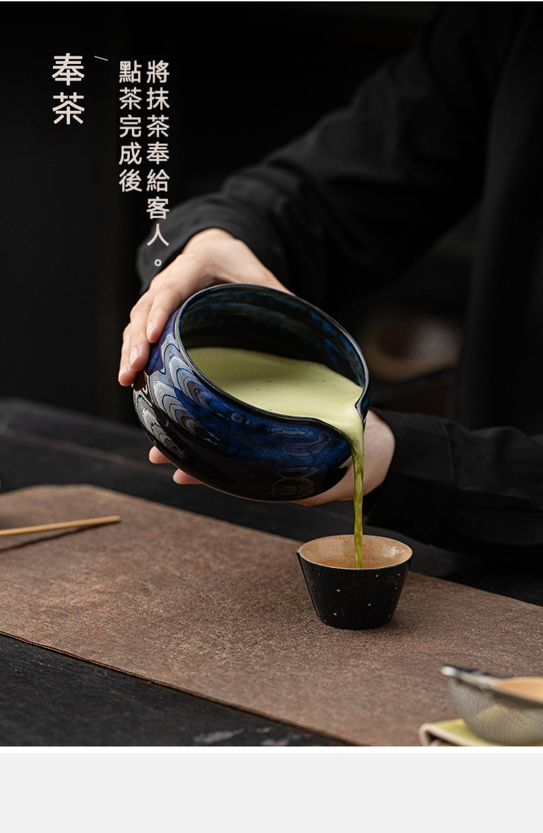點茶 - 古窯日式抹茶八件組，南山居手工紺藍流釉奉茶器，正將翠綠抹茶傾注入深色茶杯中，展現優雅茶道。