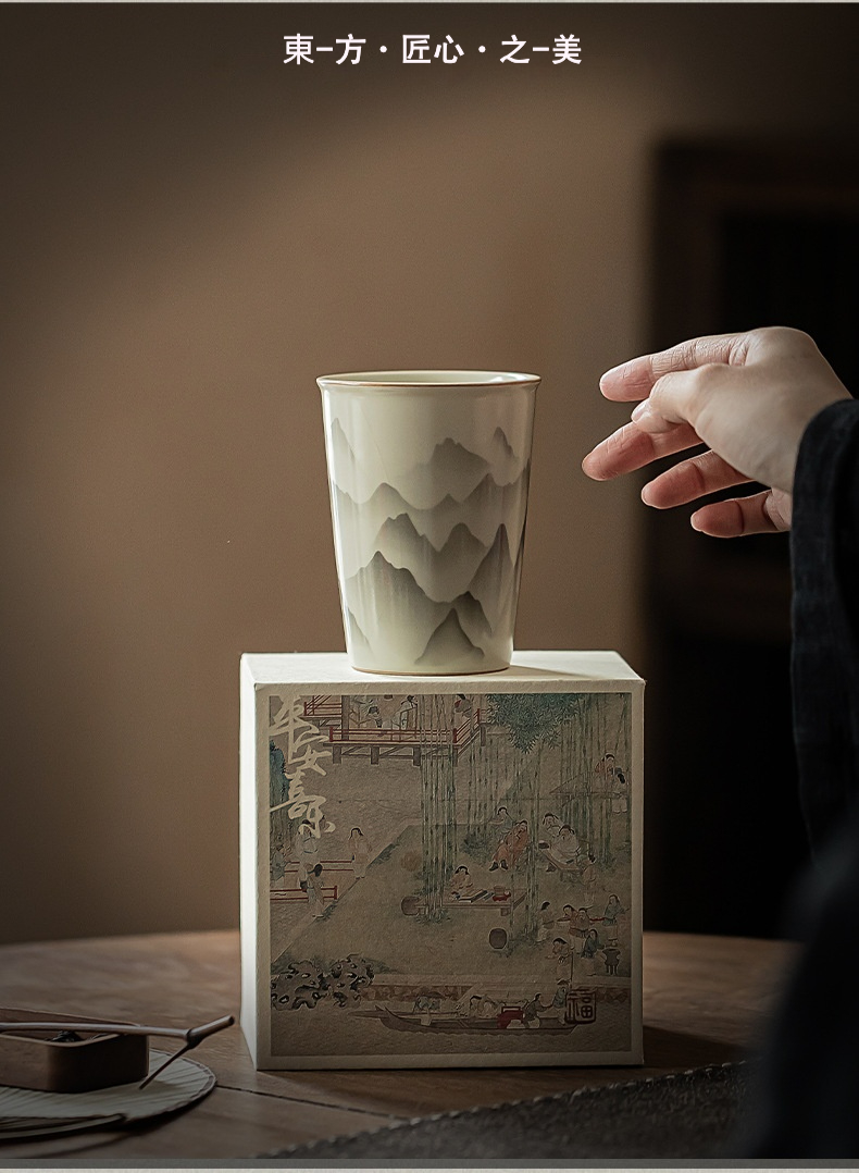 仿古汝窯山山如花可樂杯，南山居景德鎮手工山水畫陶瓷茶杯，杯身纖長雅緻，水墨山水意境深遠，杯口金邊點綴，提升茶道美學。