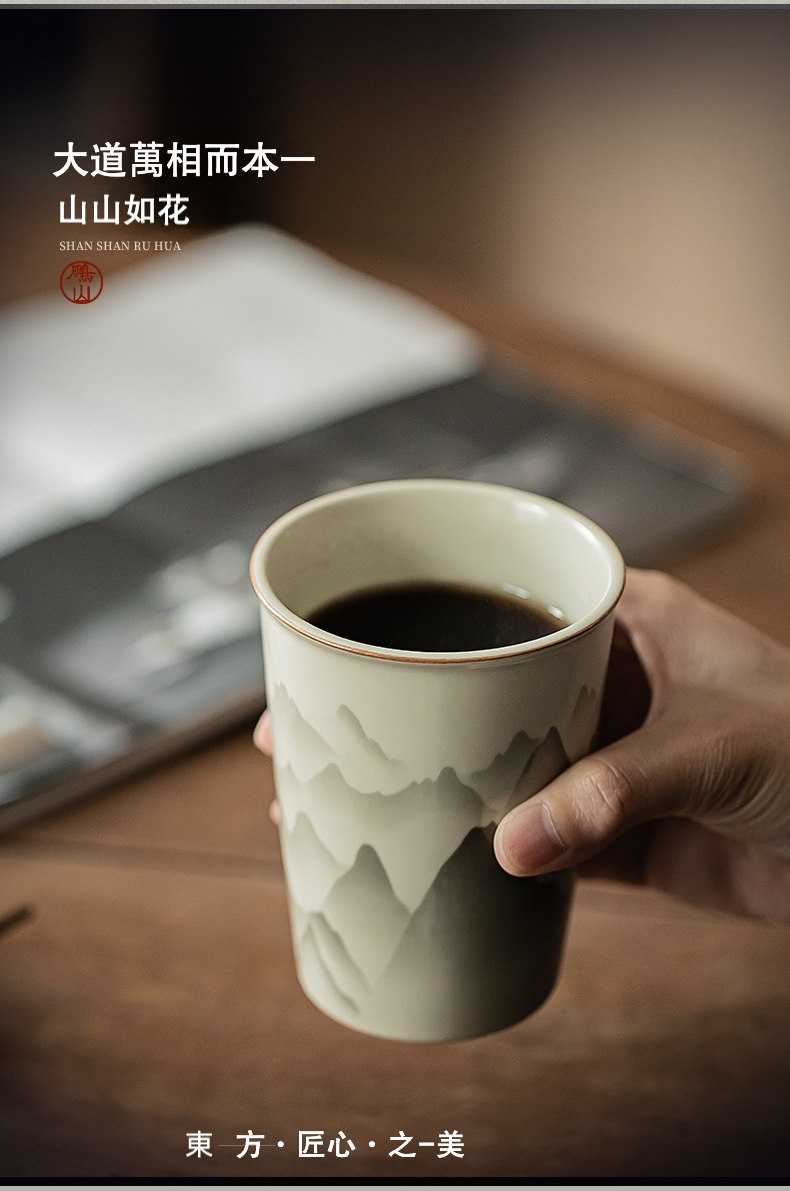 仿古汝窯山山如花可樂杯，南山居禪意山水紋陶瓷茶杯，杯身以墨色描繪連綿山巒，造型簡約典雅，盛載著濃郁茶湯。