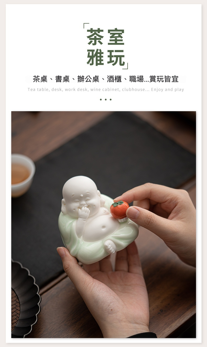 事柿如意彌勒佛擺件，南山居陶瓷彌勒佛茶寵，身著淺綠禪衣，手捧精巧紅柿，笑容憨態可掬，茶席擺件。