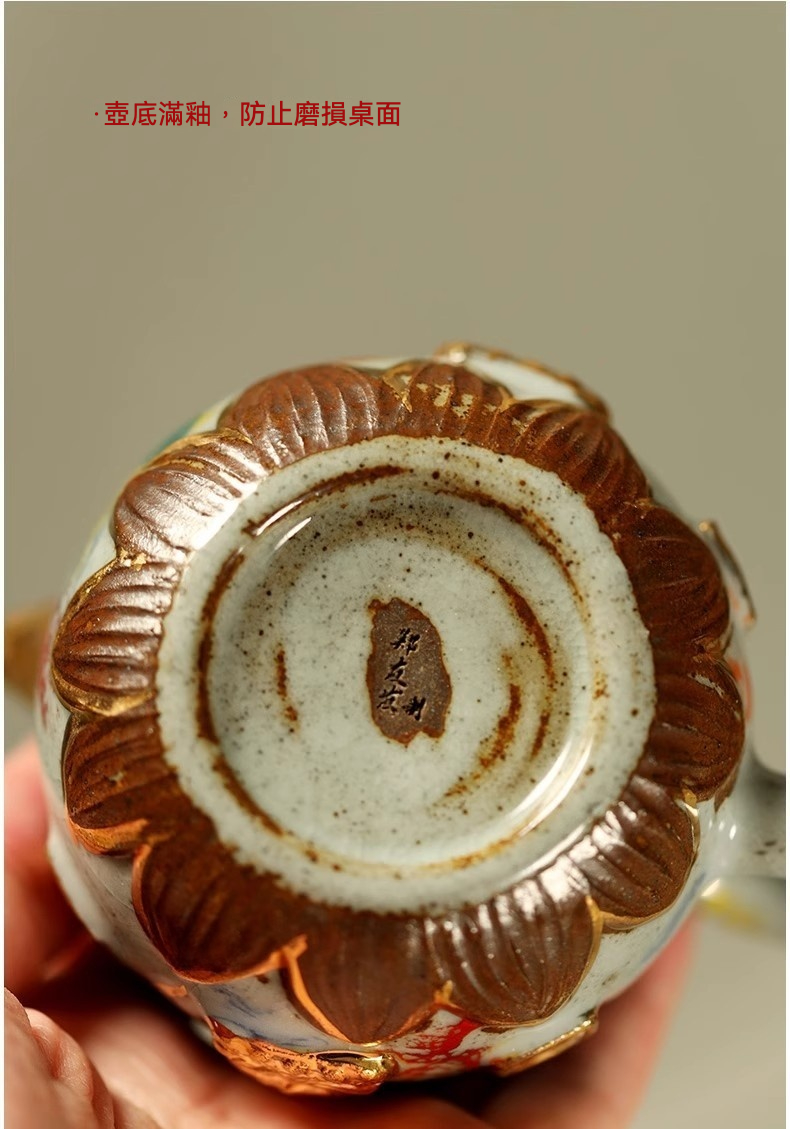 志野燒敦煌龍蛋壺，南山居手工陶瓷茶壺底部特寫，壺底滿釉設計並有「鄧友制」落款，防止磨損桌面。