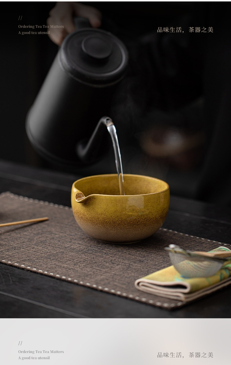 點茶 - 彩窯日式抹茶八件組，南山居精選手工黃釉公道杯，器型圓潤，釉色溫暖斑駁，熱水注入流暢，提升品茗體驗。